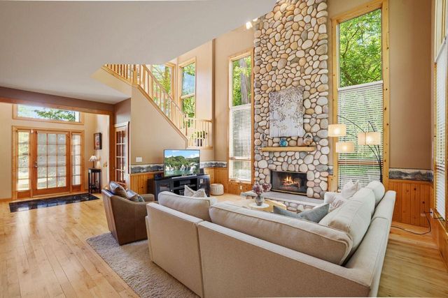 W305N2373 Maple AVENUE, Pewaukee, WI 53072