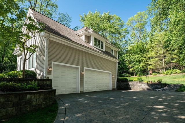 W305N2373 Maple AVENUE, Pewaukee, WI 53072