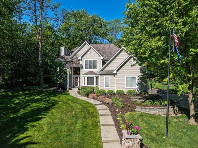 W305N2373 Maple AVENUE, Pewaukee, WI 53072
