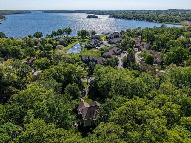 W305N2373 Maple AVENUE, Pewaukee, WI 53072