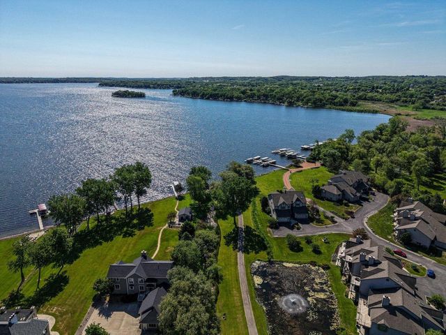 W305N2373 Maple AVENUE, Pewaukee, WI 53072