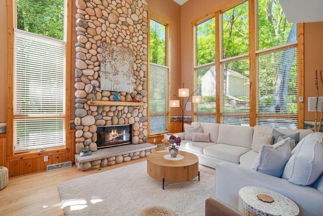 W305N2373 Maple AVENUE, Pewaukee, WI 53072