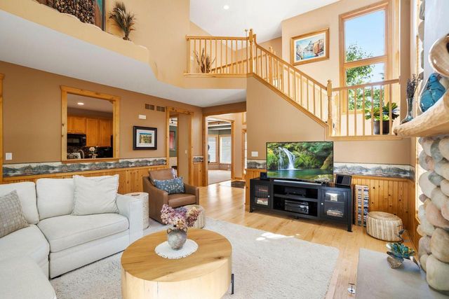 W305N2373 Maple AVENUE, Pewaukee, WI 53072