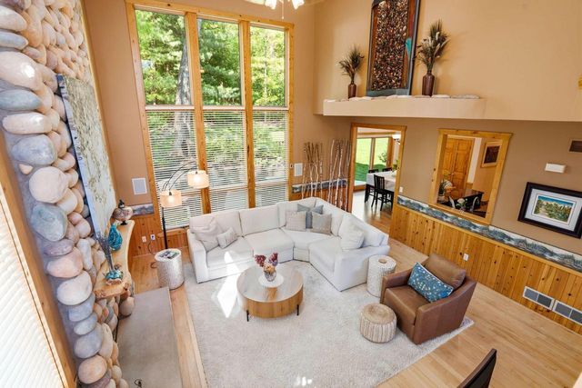 W305N2373 Maple AVENUE, Pewaukee, WI 53072