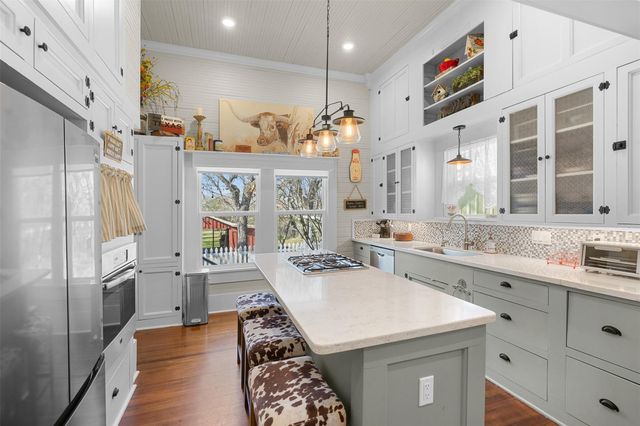 542 S Main Street, La Grange, TX 78945