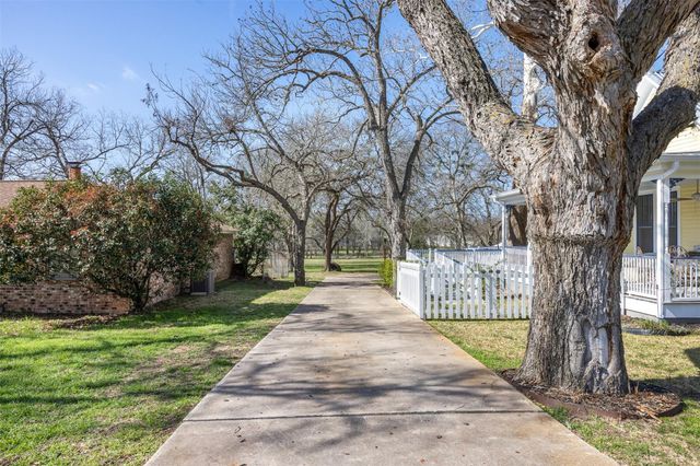 542 S Main Street, La Grange, TX 78945