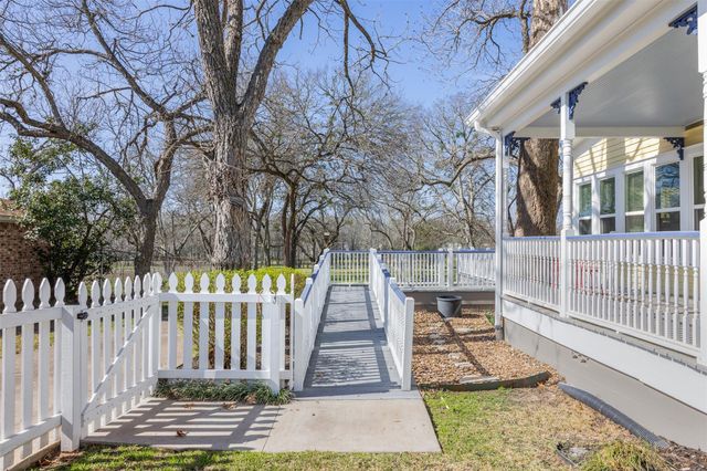 542 S Main Street, La Grange, TX 78945