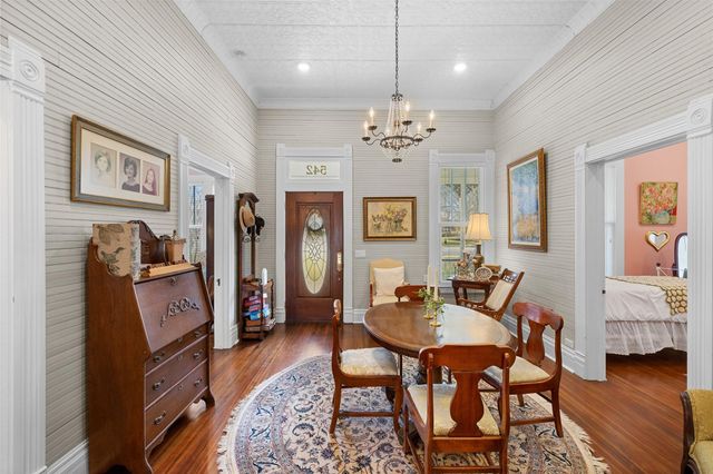 542 S Main Street, La Grange, TX 78945