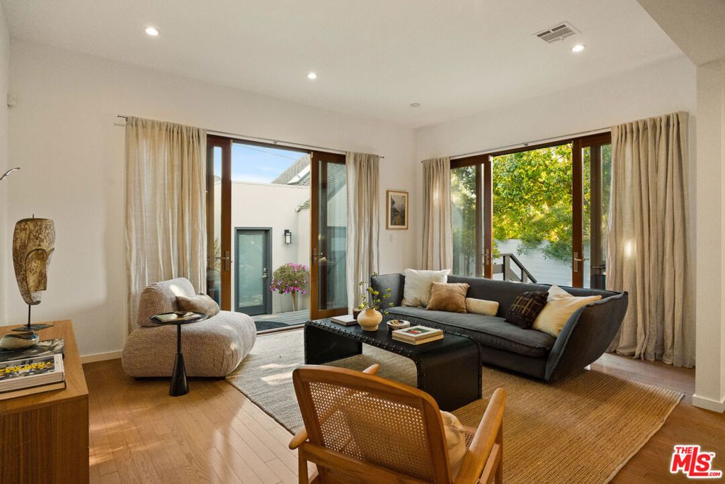 Image 1 of property listing at 1126 Grant Avenue, Venice, CA 90291