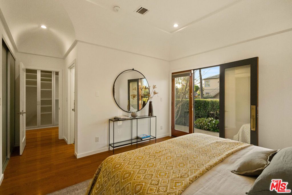 Image 13 of property listing at 1126 Grant Avenue, Venice, CA 90291