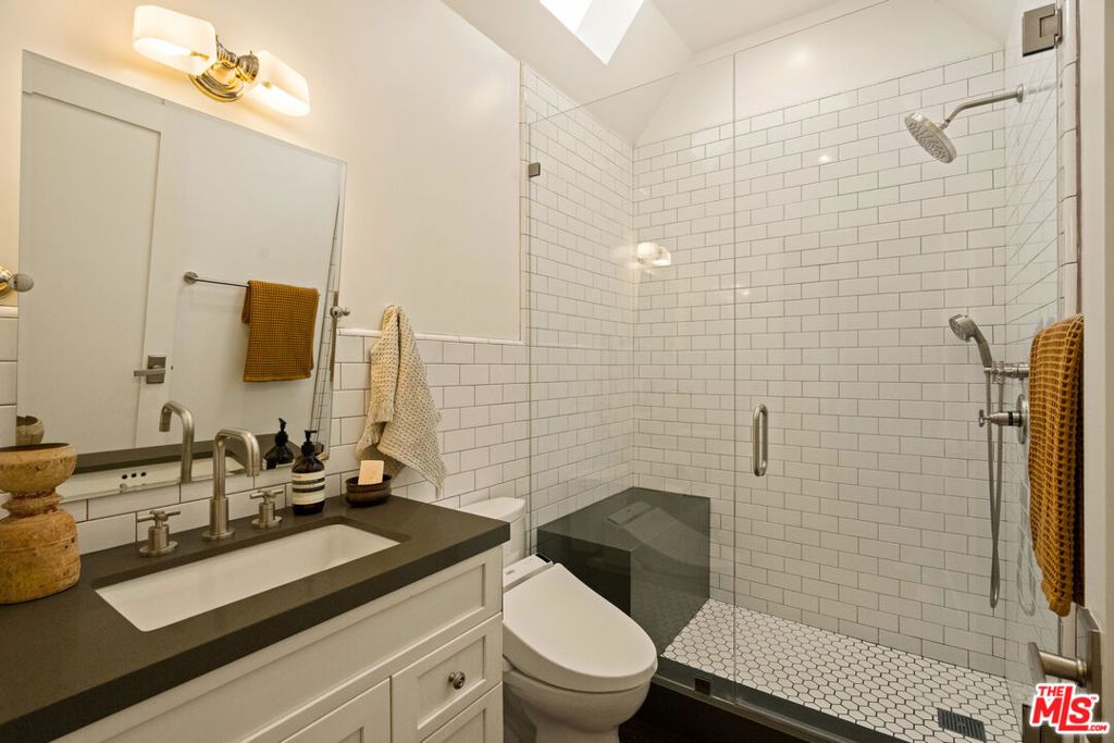 Image 14 of property listing at 1126 Grant Avenue, Venice, CA 90291