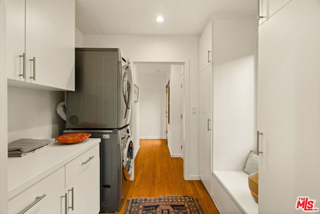 Image 15 of property listing at 1126 Grant Avenue, Venice, CA 90291