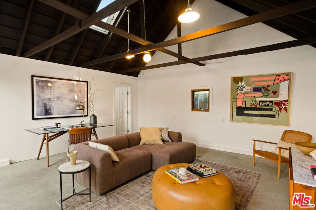 Image 2 of property listing at 1126 Grant Avenue, Venice, CA 90291