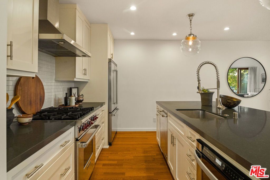 Image 24 of property listing at 1126 Grant Avenue, Venice, CA 90291