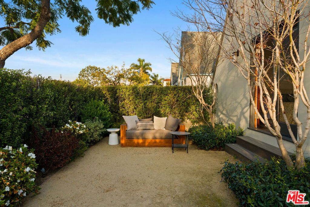 Image 3 of property listing at 1126 Grant Avenue, Venice, CA 90291