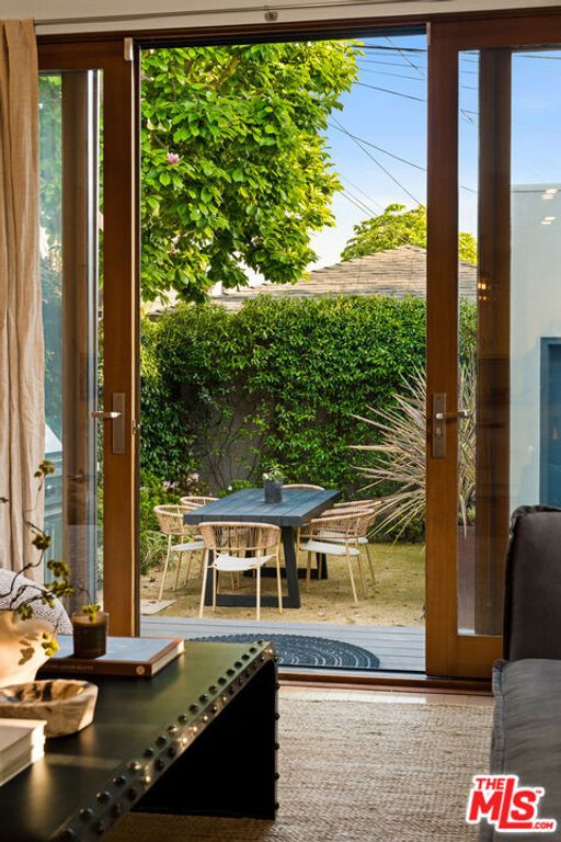 Image 33 of property listing at 1126 Grant Avenue, Venice, CA 90291