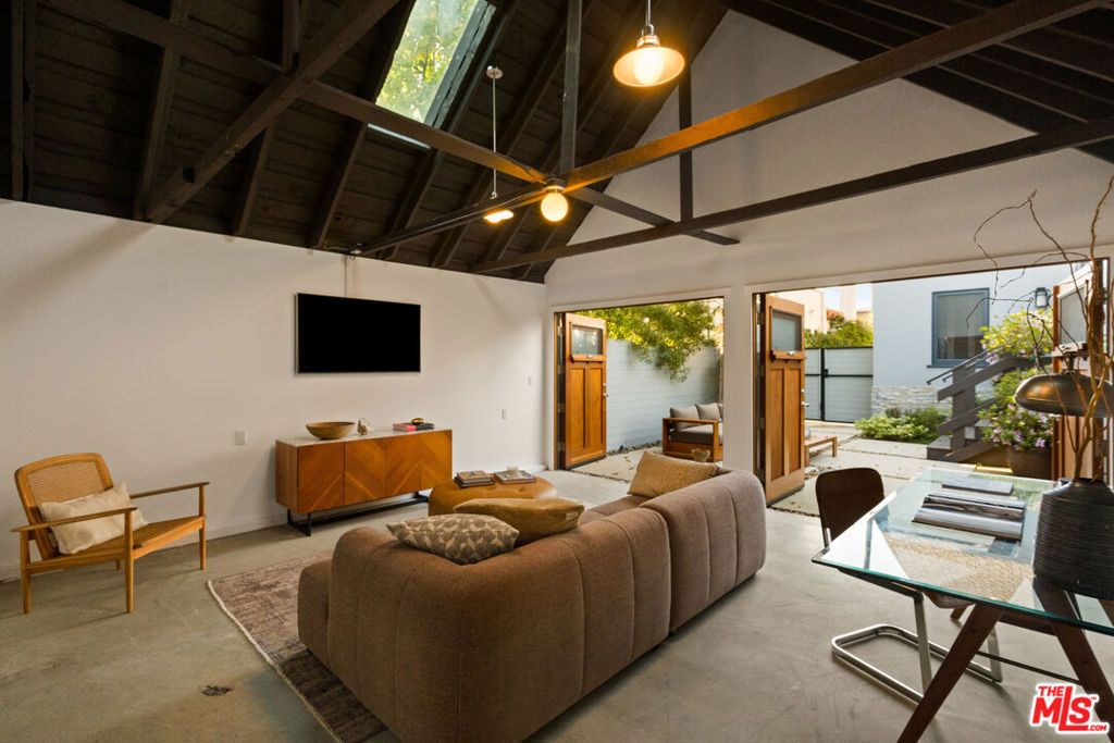 Image 37 of property listing at 1126 Grant Avenue, Venice, CA 90291