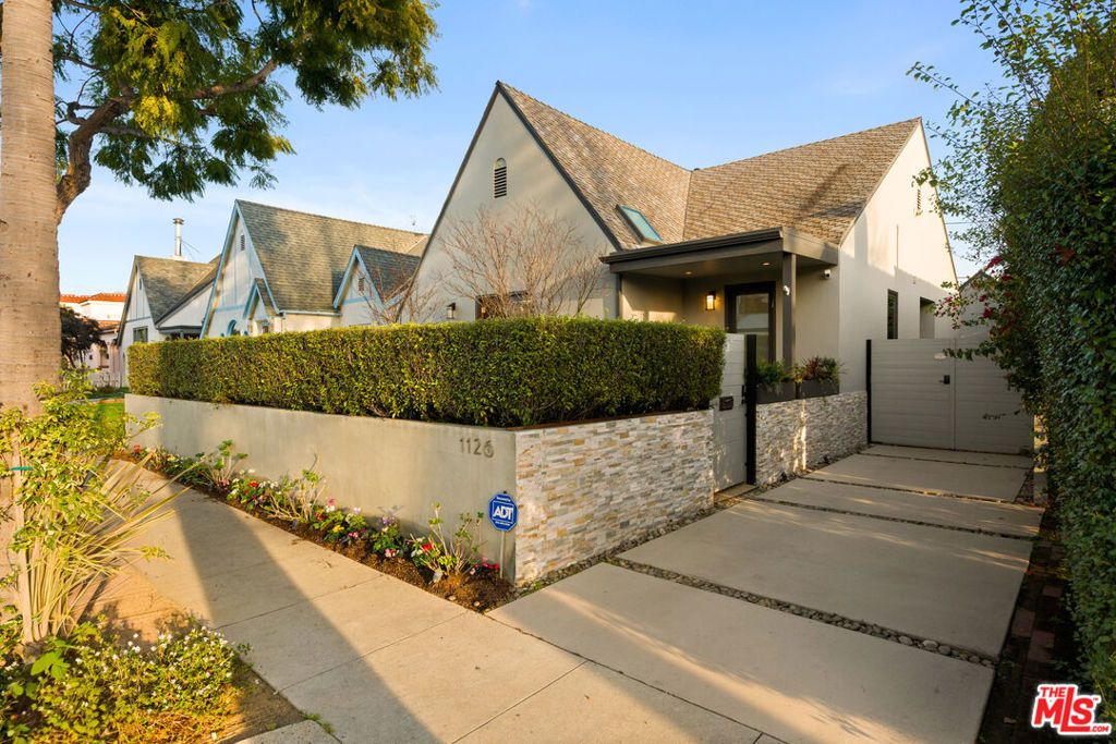 Image 4 of property listing at 1126 Grant Avenue, Venice, CA 90291