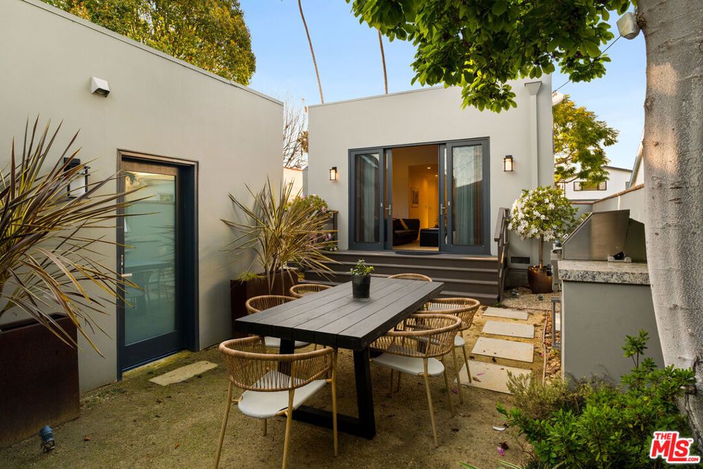 Image 41 of property listing at 1126 Grant Avenue, Venice, CA 90291