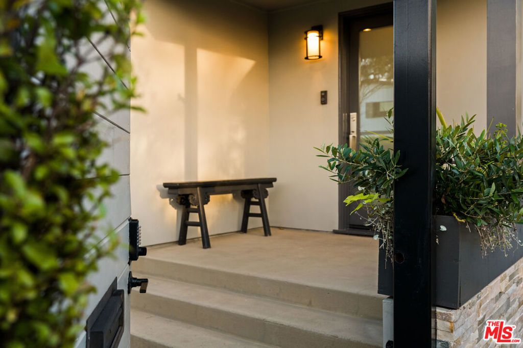 Image 7 of property listing at 1126 Grant Avenue, Venice, CA 90291