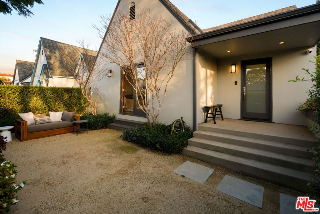 Image 8 of property listing at 1126 Grant Avenue, Venice, CA 90291