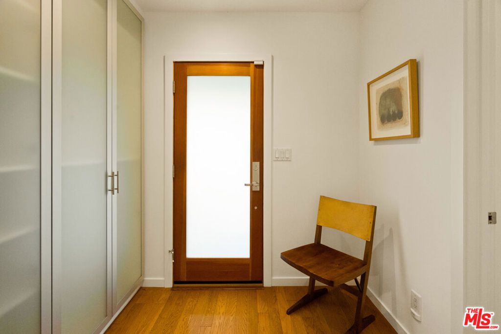 Image 9 of property listing at 1126 Grant Avenue, Venice, CA 90291