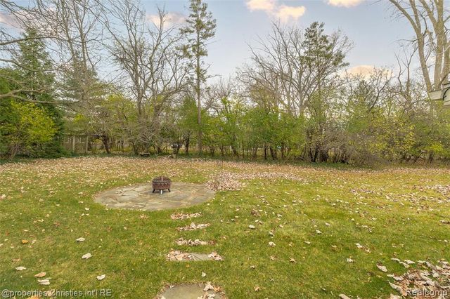 16219 Elizabeth Street, Beverly Hills, MI 48025
