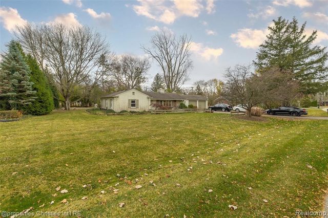 16219 Elizabeth Street, Beverly Hills, MI 48025
