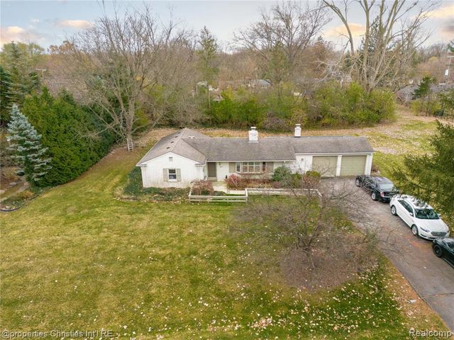 16219 Elizabeth Street, Beverly Hills, MI 48025
