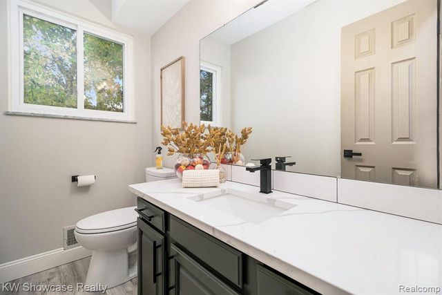 7936 Rampart Trail, Waterford, MI 48327