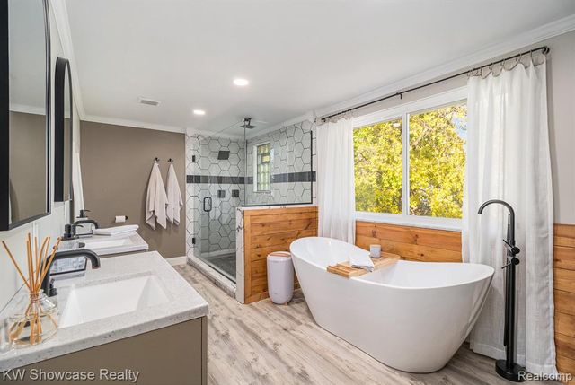 7936 Rampart Trail, Waterford, MI 48327