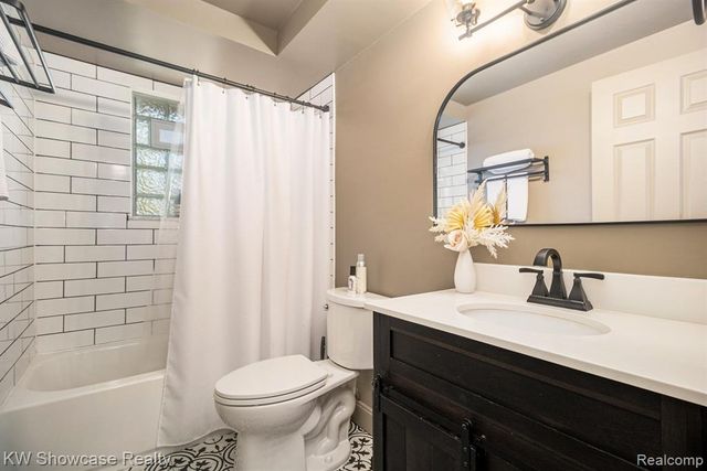 7936 Rampart Trail, Waterford, MI 48327