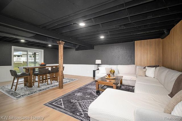 7936 Rampart Trail, Waterford, MI 48327