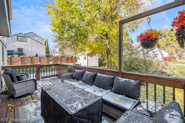 7936 Rampart Trail, Waterford, MI 48327