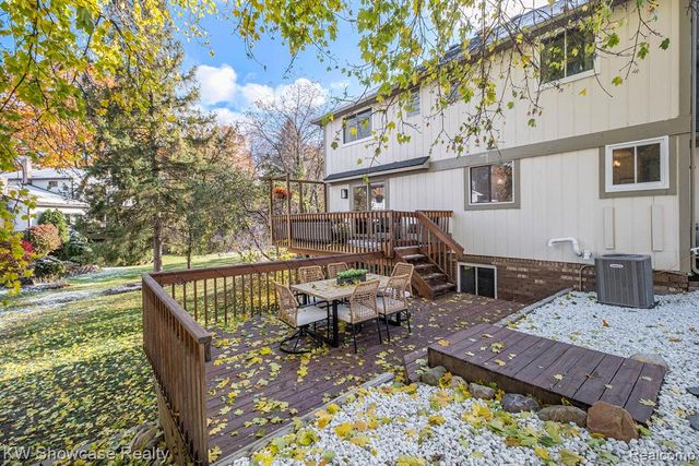 7936 Rampart Trail, Waterford, MI 48327