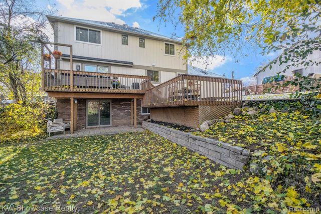 7936 Rampart Trail, Waterford, MI 48327