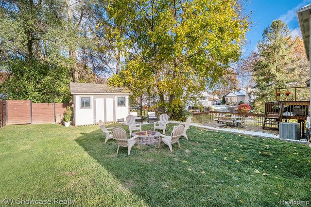 7936 Rampart Trail, Waterford, MI 48327