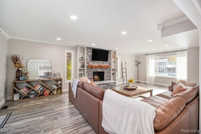 7936 Rampart Trail, Waterford, MI 48327