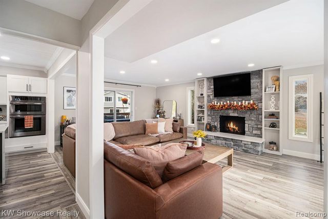 7936 Rampart Trail, Waterford, MI 48327