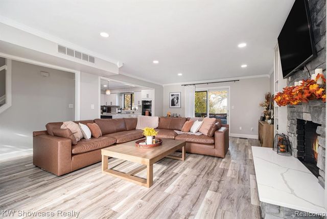 7936 Rampart Trail, Waterford, MI 48327