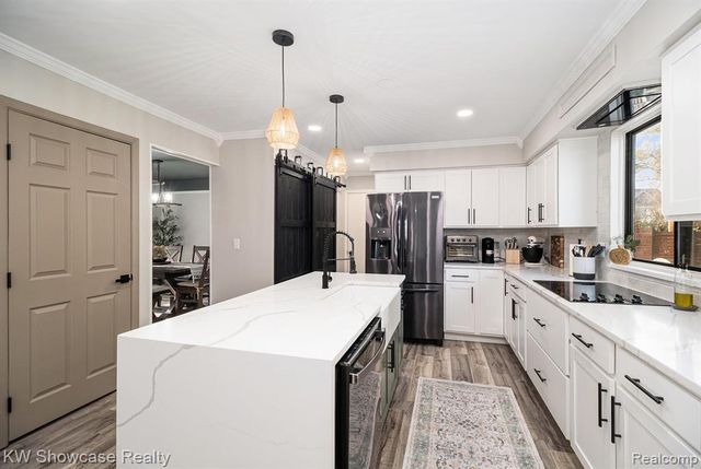 7936 Rampart Trail, Waterford, MI 48327