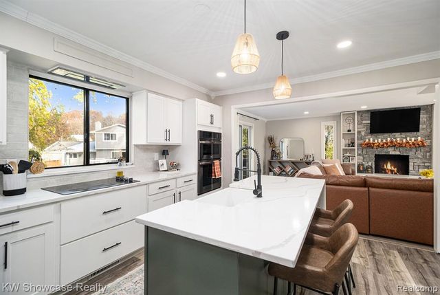 7936 Rampart Trail, Waterford, MI 48327