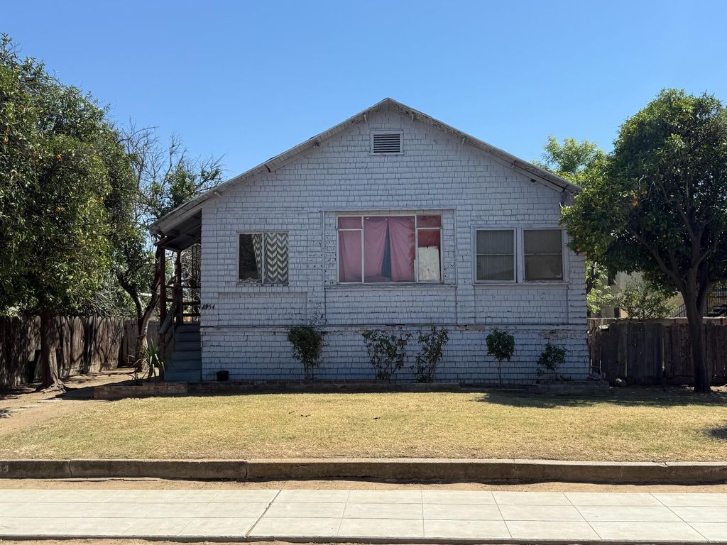2954 E Illinois Avenue, Fresno, CA 93701