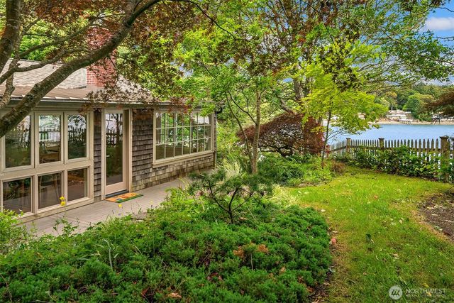 8430 SW Quartermaster Drive, Vashon, WA 98070