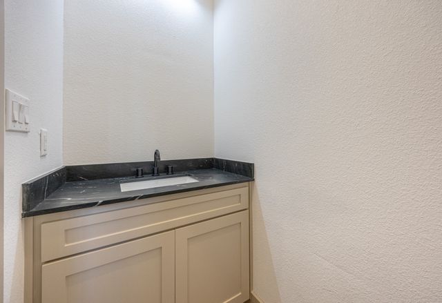 805 Glen Garden, Fort Worth, TX 76104