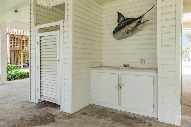 4231 Pelican Lane, Galveston, TX 77554