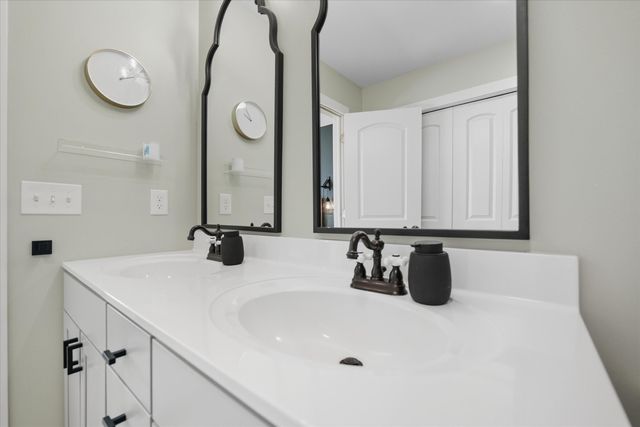 3572 Amber Oaks Drive, Howell, MI 48855