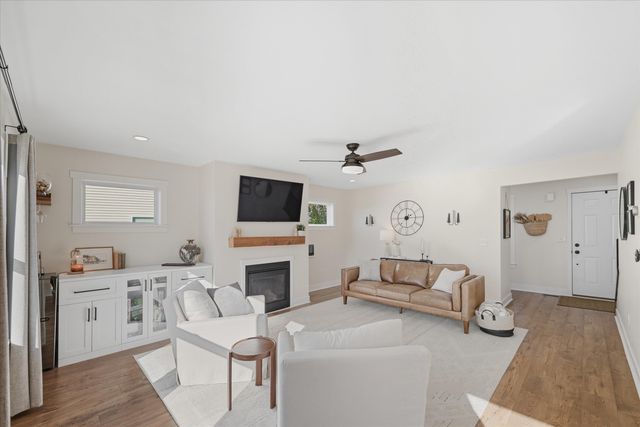 3572 Amber Oaks Drive, Howell, MI 48855