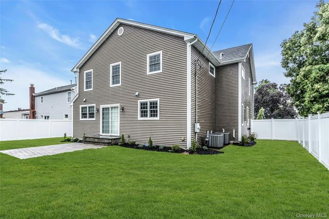 17 Vera Avenue, Plainview, NY 11803