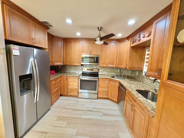 30 Plymouth C, West Palm Beach, FL 33417
